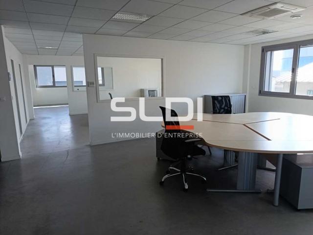 Locaux d'activités A VENDRE - DECINES CHARPIEU - 2 100 m²