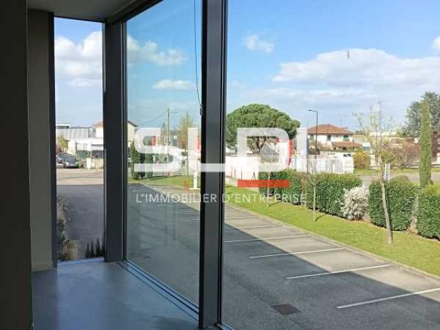 Locaux d'activités A VENDRE - DECINES CHARPIEU - 2 100 m²