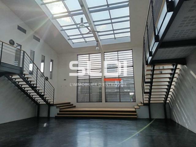 Locaux d'activités A VENDRE - DECINES CHARPIEU - 2 100 m²