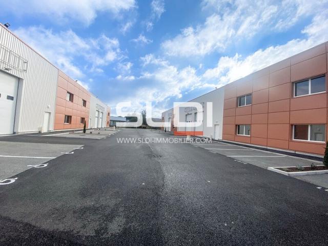 Locaux d'activités A LOUER - CHASSIEU - 2 106 m²