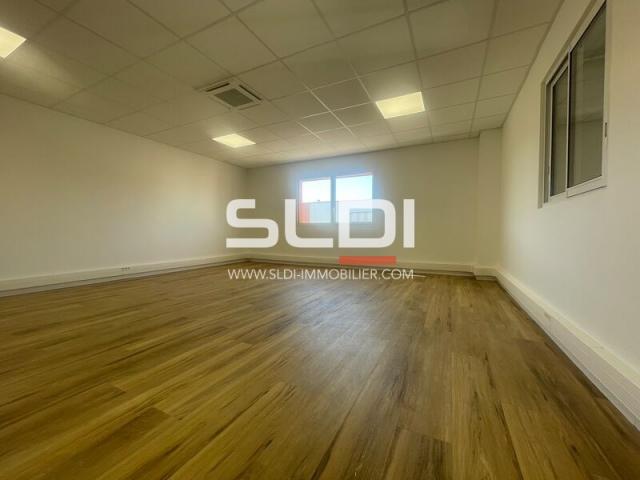 Locaux d'activités A LOUER - CHASSIEU - 2 106 m²