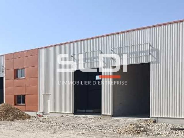 Locaux d'activités A LOUER - CHASSIEU - 2 106 m²
