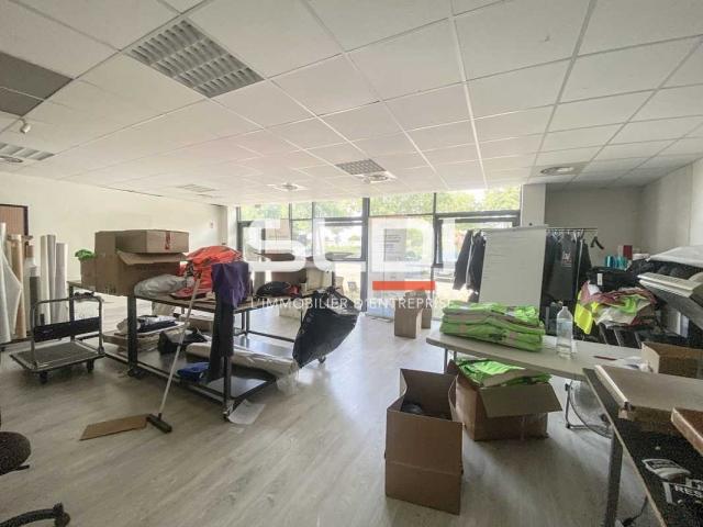 Locaux d'activités A LOUER - DECINES CHARPIEU - 220 m²