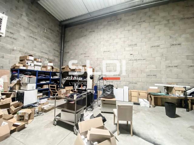 Locaux d'activités A LOUER - DECINES CHARPIEU - 220 m²