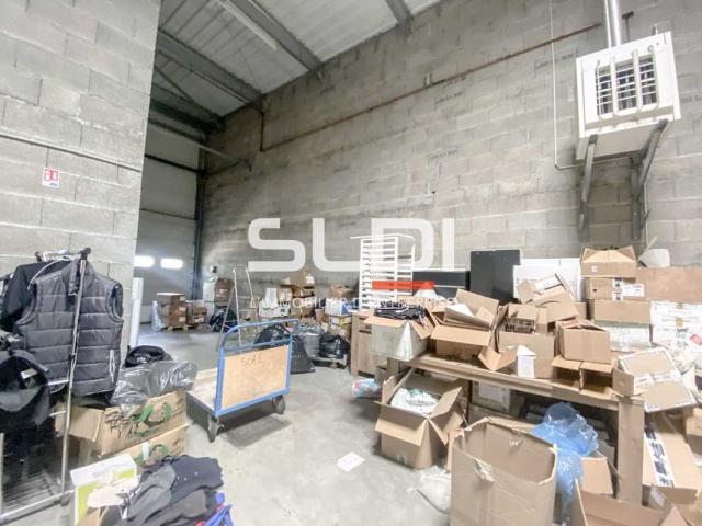 Locaux d'activités A LOUER - DECINES CHARPIEU - 220 m²