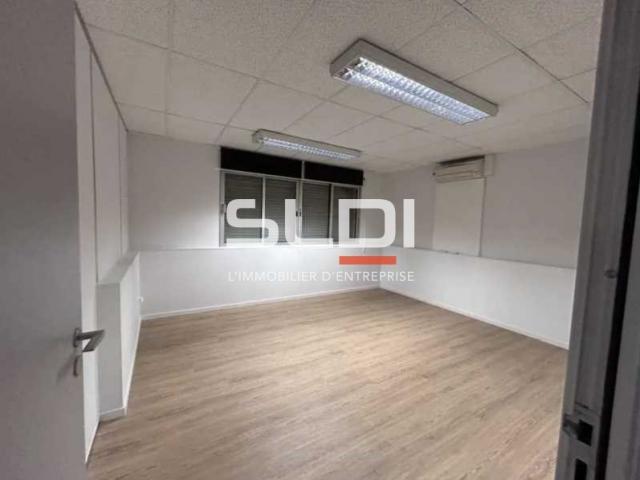 Locaux d'activités A LOUER - CHASSIEU - 1 250 m²