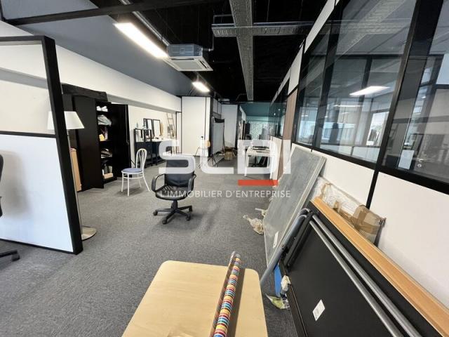 Locaux d'activités A LOUER - CALUIRE ET CUIRE - 1 060 m²