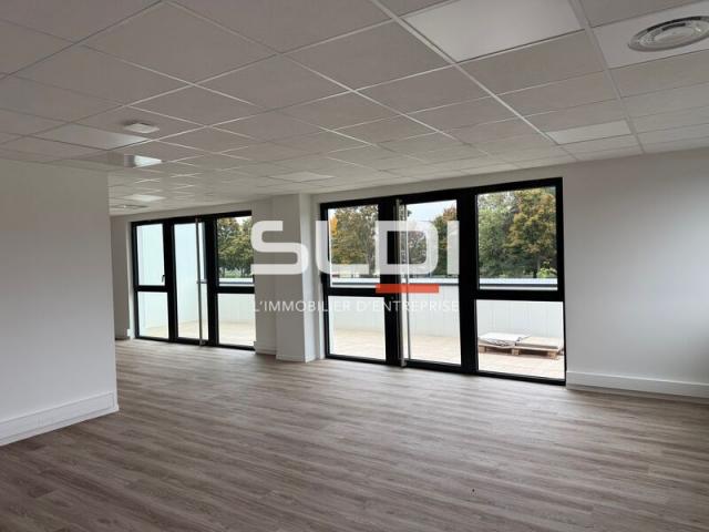 Locaux d'activités A LOUER - SAINT LAURENT DE MURE - 5 608 m²