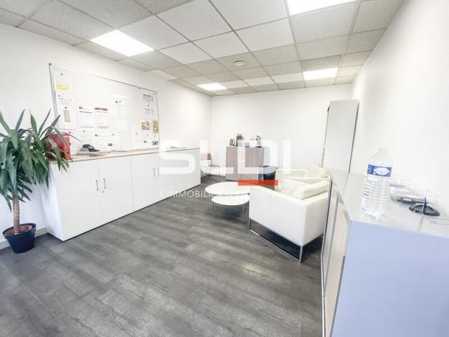 Locaux d'activités A LOUER - GENAS - 1 092 m²