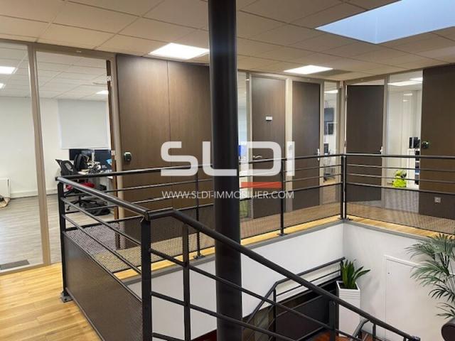 Bureaux A VENDRE OU A LOUER - RILLIEUX LA PAPE - 492 m²