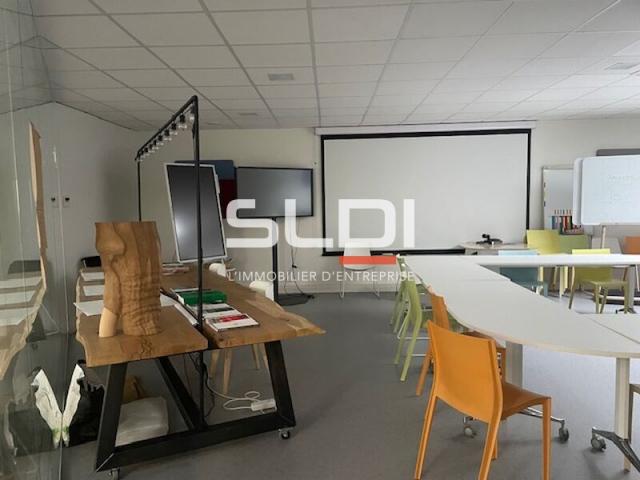 Locaux d'activités A VENDRE - RILLIEUX LA PAPE - 850 m²