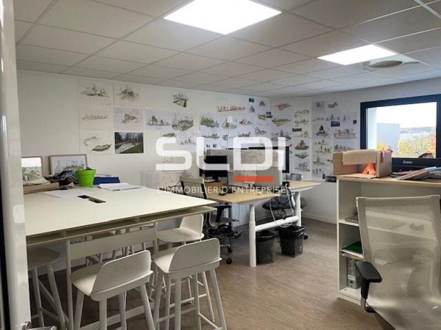 Locaux d'activités A VENDRE - RILLIEUX LA PAPE - 850 m²