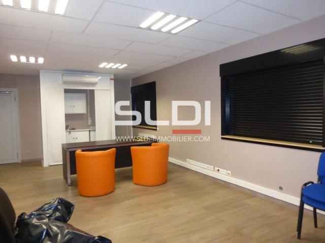 Locaux d'activités A LOUER - VAULX EN VELIN - 2 749 m²