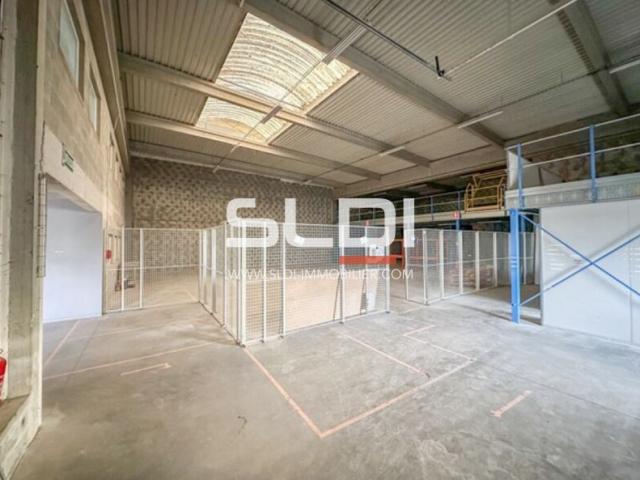 Locaux d'activités A VENDRE OU A LOUER - GENAS - 990 m²