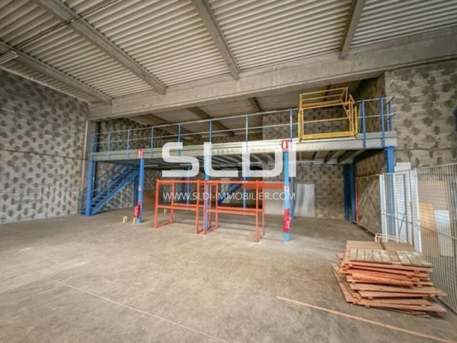 Locaux d'activités A VENDRE OU A LOUER - GENAS - 990 m²