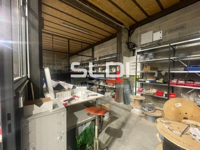 Locaux d'activités A VENDRE OU A LOUER - TREVOUX - 700 m²