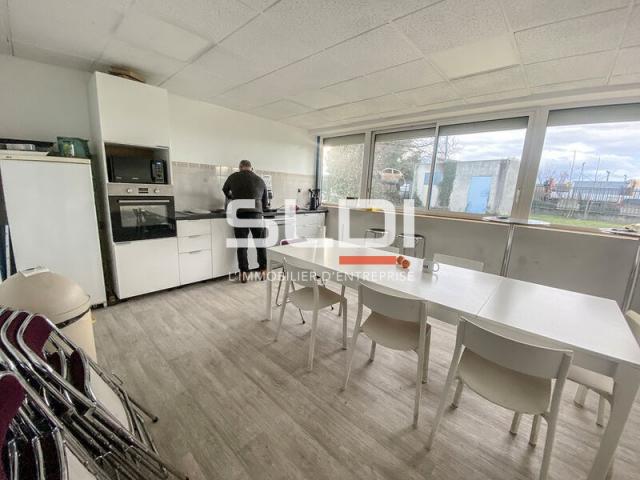 Locaux d'activités A LOUER - CHASSIEU - 1 112 m²