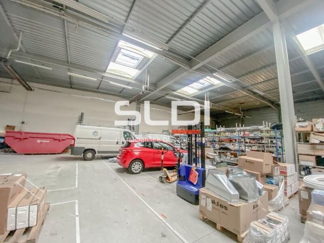 Locaux d'activités A LOUER - CHASSIEU - 1 112 m²