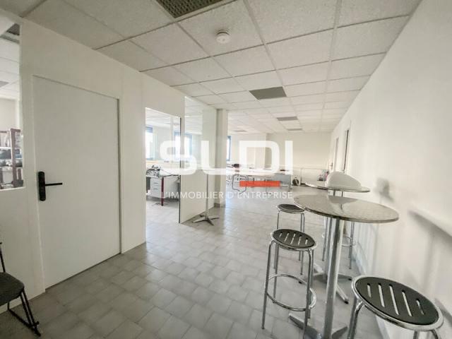 Locaux d'activités A LOUER - CHASSIEU - 1 112 m²