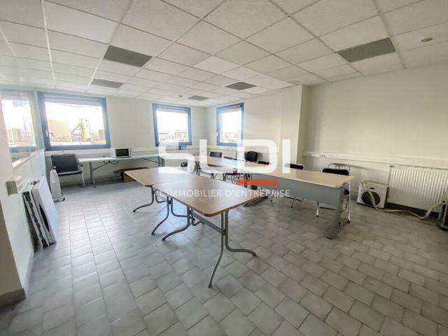 Locaux d'activités A LOUER - CHASSIEU - 1 112 m²