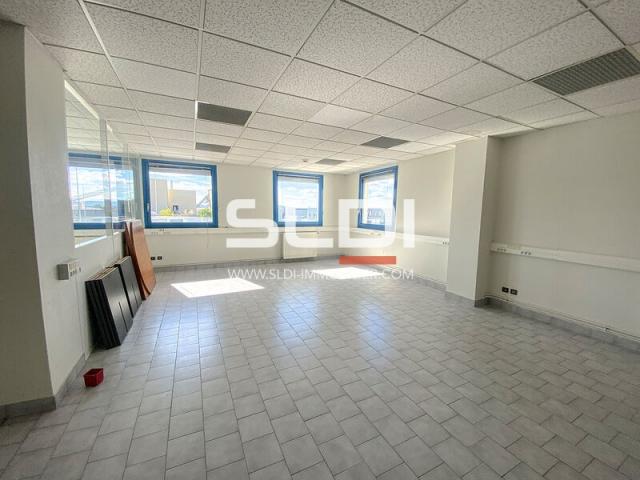 Locaux d'activités A LOUER - CHASSIEU - 1 112 m²