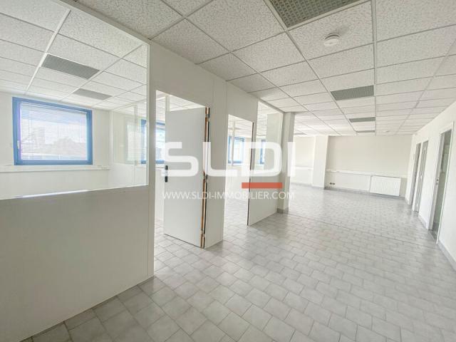 Locaux d'activités A LOUER - CHASSIEU - 1 112 m²