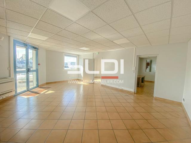 Locaux d'activités A LOUER - CHASSIEU - 1 112 m²
