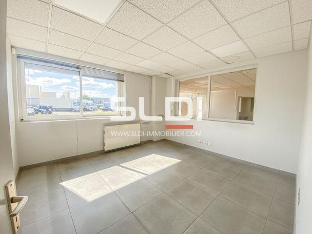 Locaux d'activités A LOUER - CHASSIEU - 1 112 m²