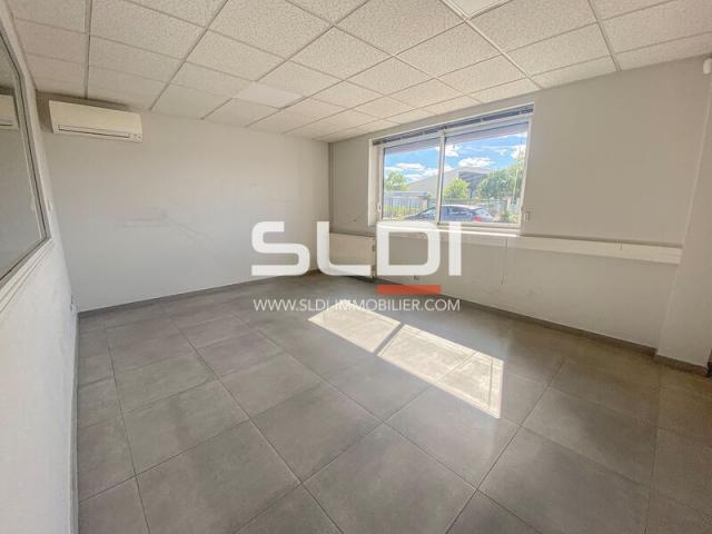 Locaux d'activités A LOUER - CHASSIEU - 1 112 m²