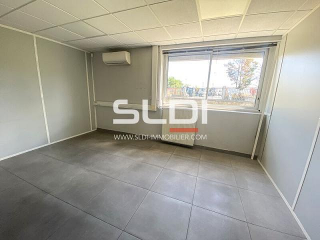 Locaux d'activités A LOUER - CHASSIEU - 1 112 m²