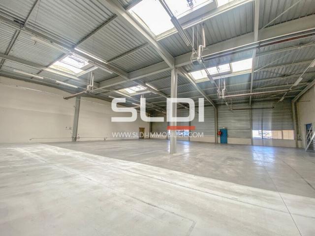 Locaux d'activités A LOUER - CHASSIEU - 1 112 m²
