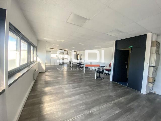 Locaux d'activités A LOUER - CHASSIEU - 1 150 m²