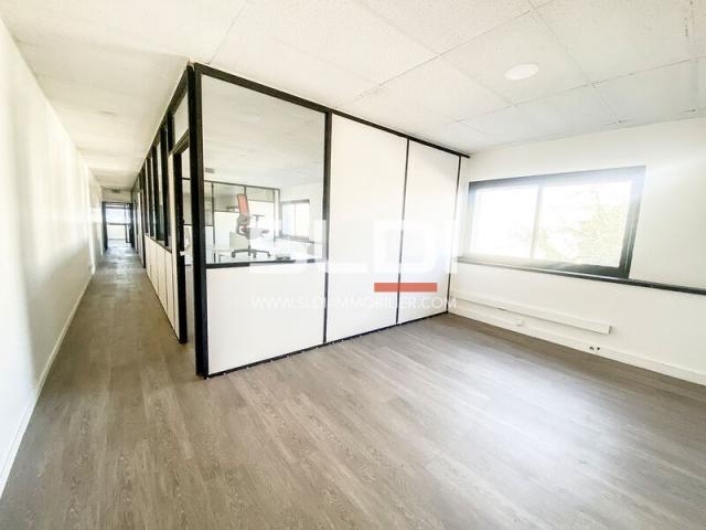 Locaux d'activités A LOUER - CHASSIEU - 1 150 m²