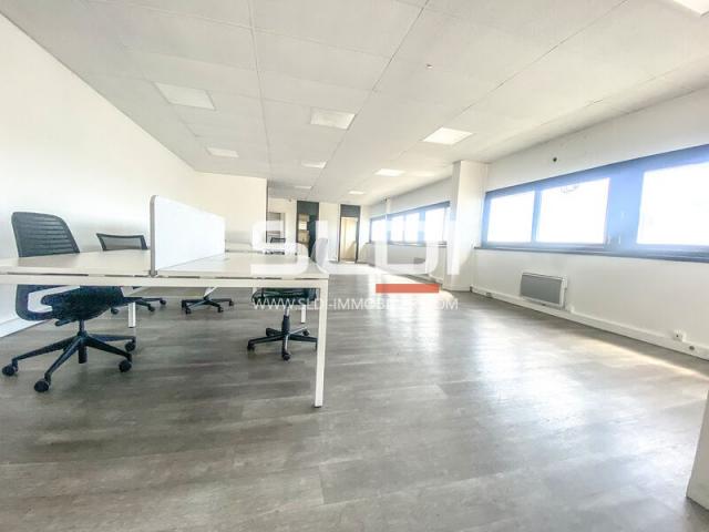 Locaux d'activités A LOUER - CHASSIEU - 1 150 m²