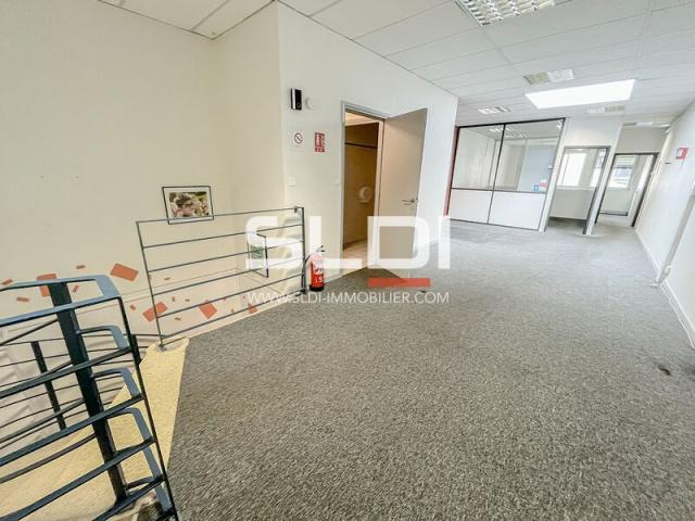 Locaux d'activités A LOUER - VILLEURBANNE - 267 m²