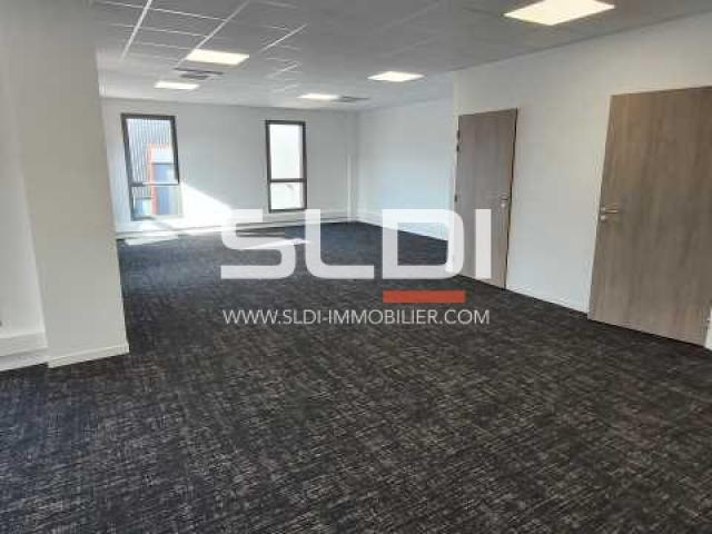 Locaux d'activités A LOUER - CHASSIEU - 630 m²