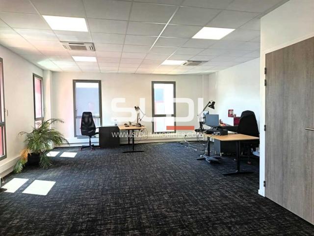 Locaux d'activités A LOUER - CHASSIEU - 630 m²