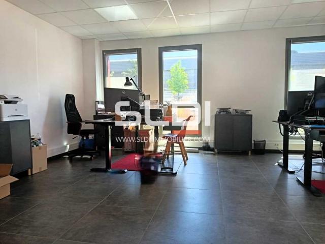 Locaux d'activités A LOUER - CHASSIEU - 630 m²