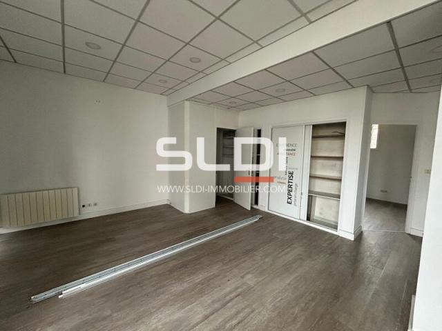 Commerces A VENDRE OU A LOUER - NEUVILLE SUR SAONE - 66 m²