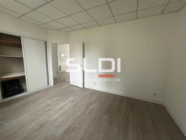 Commerces A VENDRE OU A LOUER - NEUVILLE SUR SAONE - 66 m²