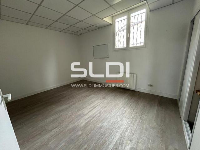 Commerces A VENDRE OU A LOUER - NEUVILLE SUR SAONE - 66 m²