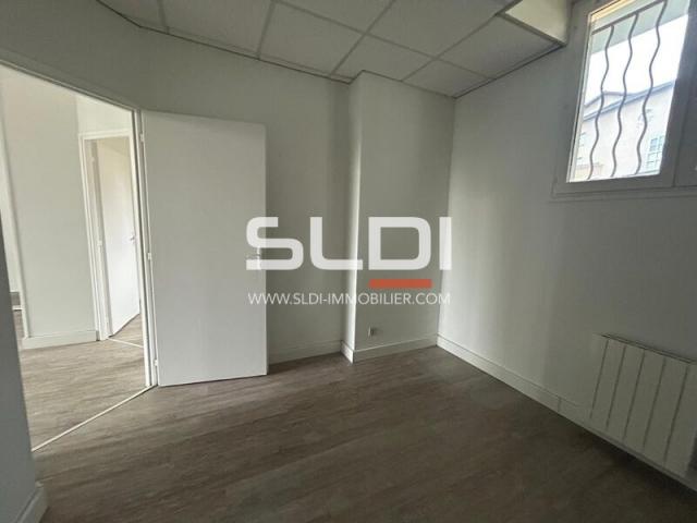 Commerces A VENDRE OU A LOUER - NEUVILLE SUR SAONE - 66 m²