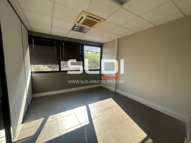 Locaux d'activités A LOUER - DARDILLY - 1 854 m²