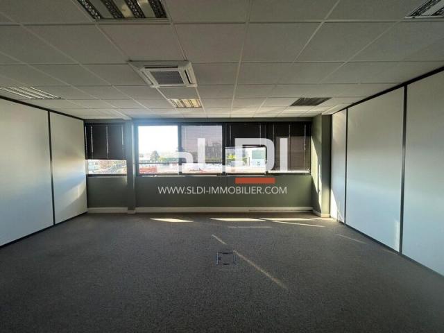 Locaux d'activités A LOUER - DARDILLY - 1 854 m²