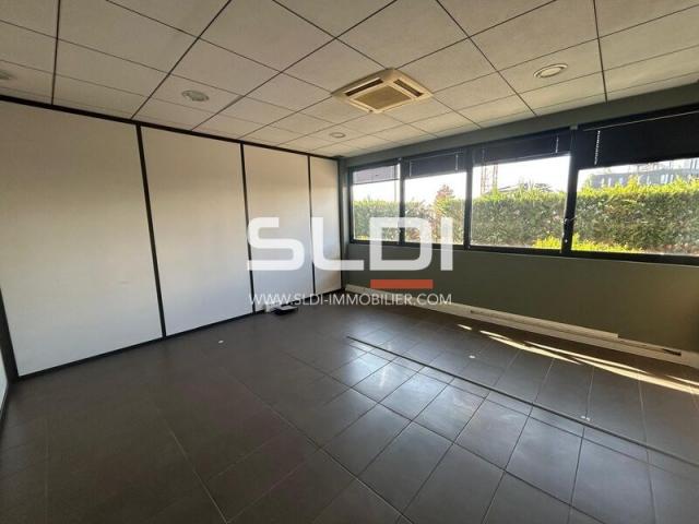 Locaux d'activités A LOUER - DARDILLY - 1 854 m²