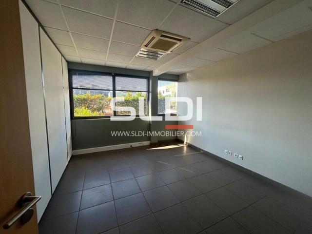 Locaux d'activités A LOUER - DARDILLY - 1 854 m²