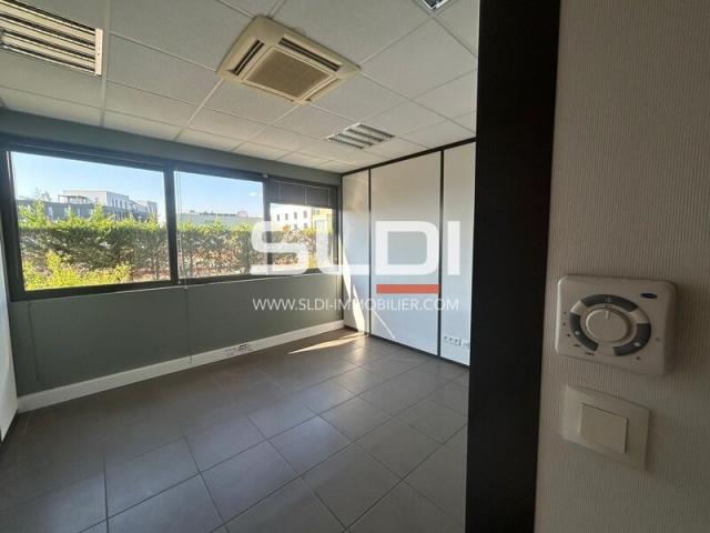 Locaux d'activités A LOUER - DARDILLY - 1 854 m²