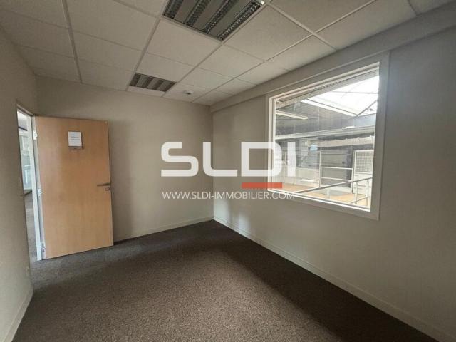 Locaux d'activités A LOUER - DARDILLY - 1 854 m²