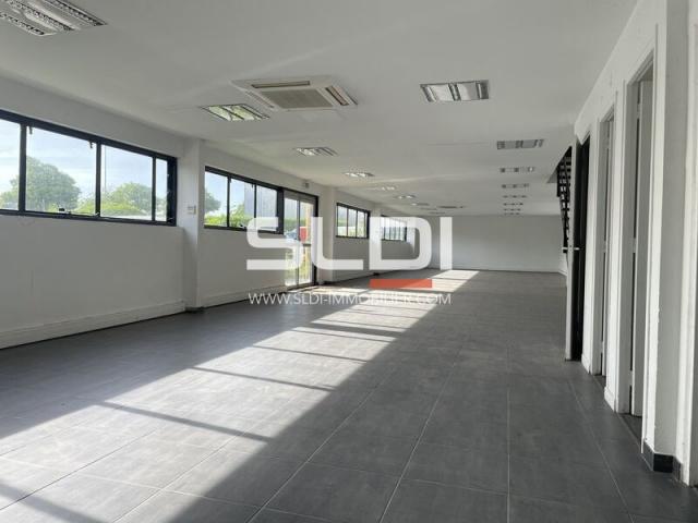 Locaux d'activités A LOUER - VENISSIEUX - 2 002 m²