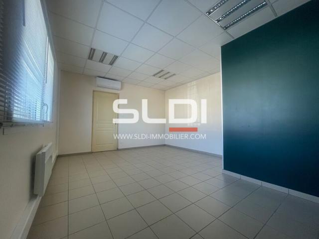 Locaux d'activités A LOUER - CHASSIEU - 177 m²